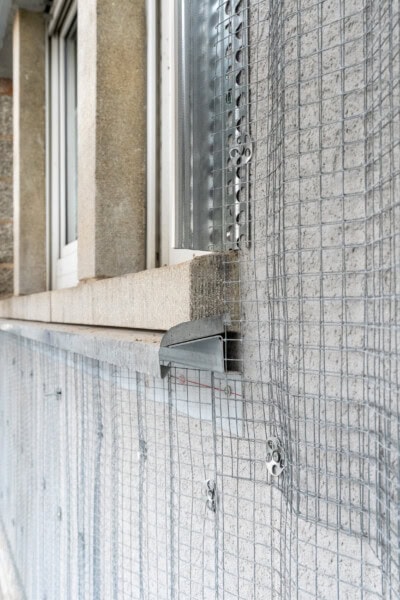 Baustelle mit Dämmung und Fensterrahmen bei Sanierungsprojekt.