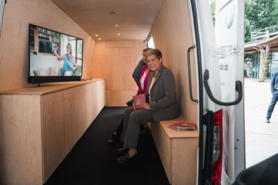 Frauen im Gespräch bei mobilem Event, Fokus auf Austausch und Innovation.