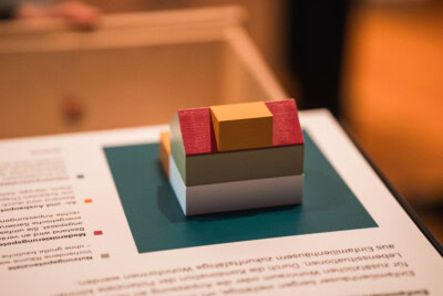 Strategiedialog SDB BW mit bunten Holzbausteinen auf Papier und Tablet.