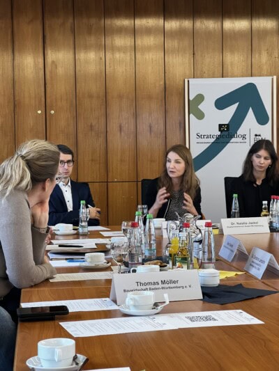 Innovatives Strategiedialog zur Digitalisierung in der Bauwirtschaft, Fokus auf Innovationen.