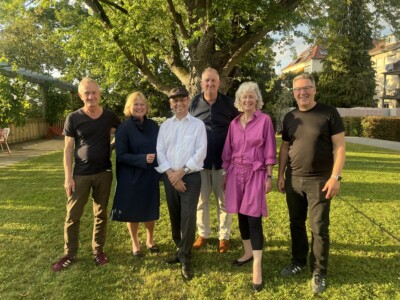 Gruppenfoto beim Strategiedialog-Sommerfest im Garten unter einem Baum.