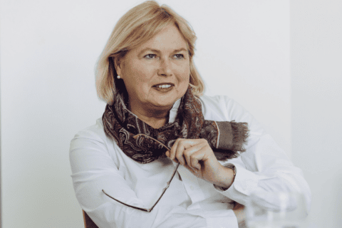 Frau im Gespräch bei Strategiedialog im SDB, Fokus auf Zusammenarbeit.