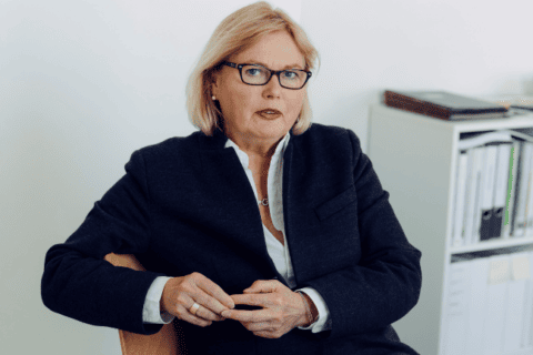 Geschäftsfrau im Büro bei SDB-Strategiedialog, Fokus auf Beratung und Planung.